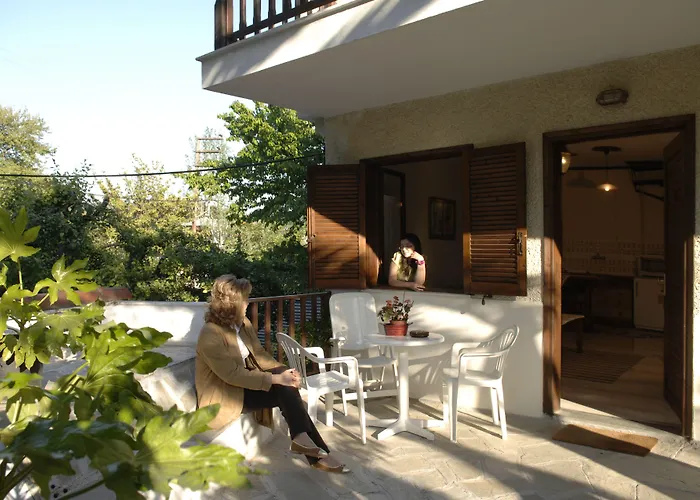 Ξενοδοχείο με διαμερίσματα μαγγάνι Καλά Νερά